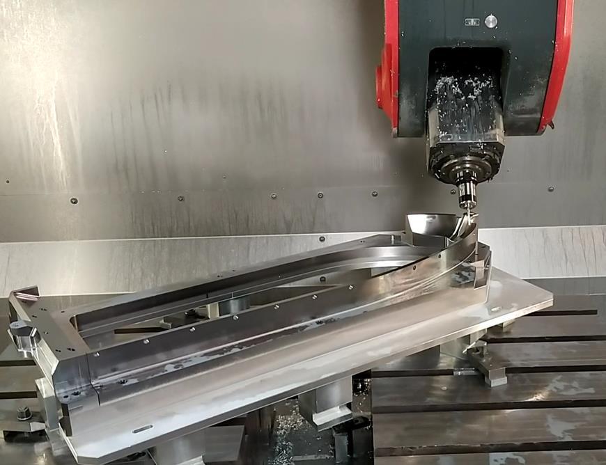 Atelier de fabrication aéronautique de haute précision Heratech, usinage et parachèvement de pièces complexes